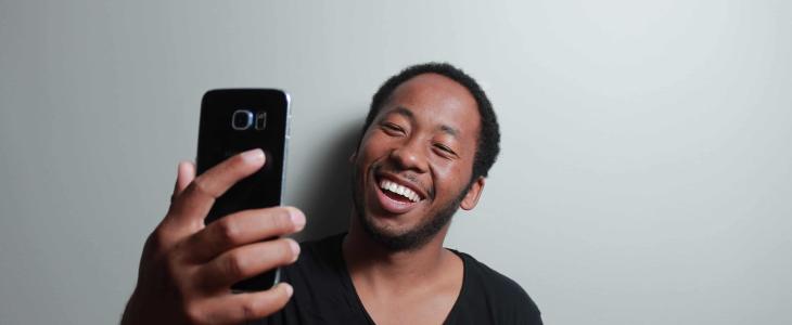 Hombre haciendo una foto nueva para su licencia
