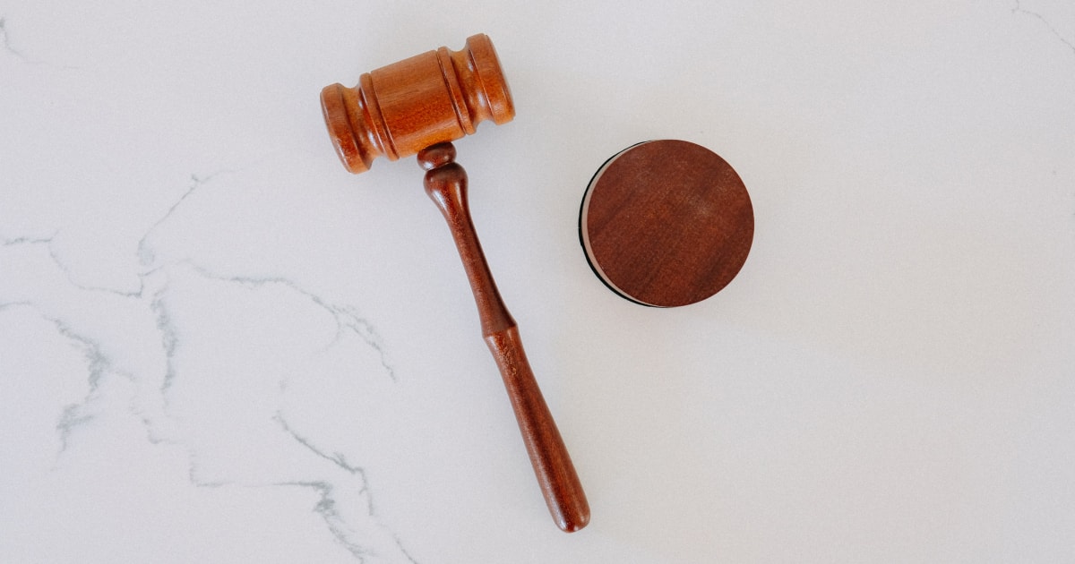 Martillo de madera sobre superficie de mármol