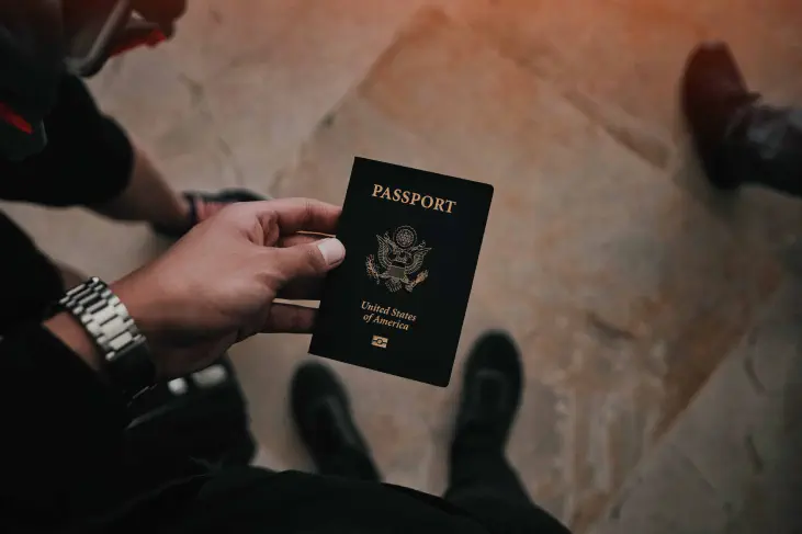 Visitante temporal sosteniendo un pasaporte estadounidense