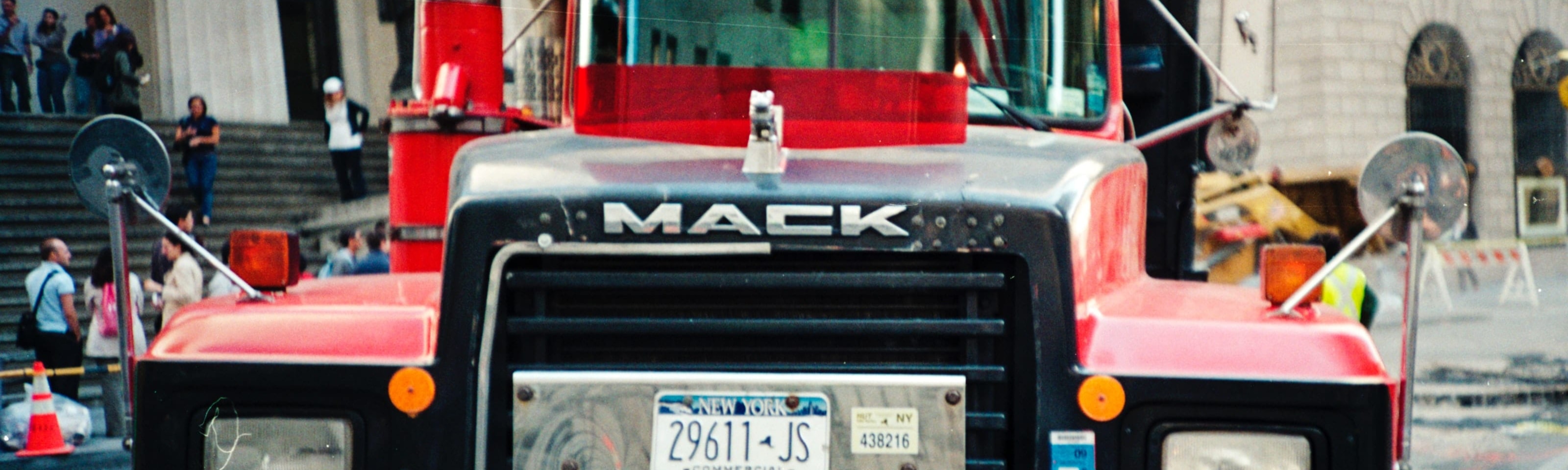 Camión Mack con matrícula de Nueva York