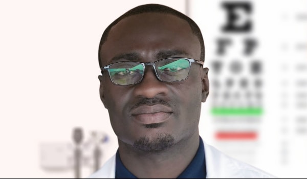 Optometrista con lentes