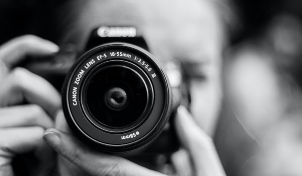 Foto en blanco y negro del lente de una cámara Canon