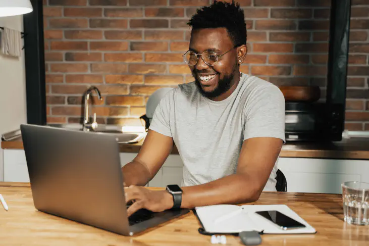 Hombre tomando su examen de la vista en línea usando un ordenador