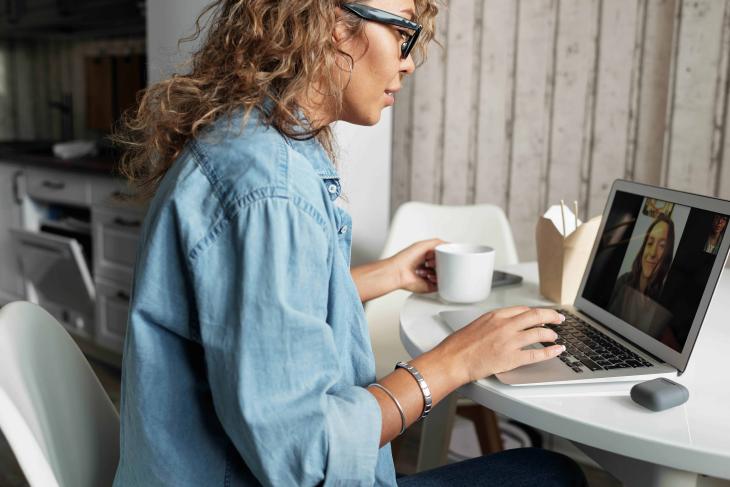 Realice el examen de la vista requerido en línea